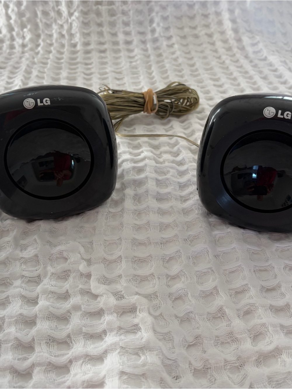 LG Glossy Black Mini Desktop Speakers set of 2